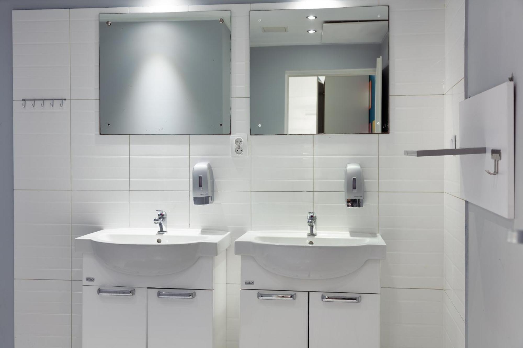 Bed 8-Bed Dormitory Room Bathroom