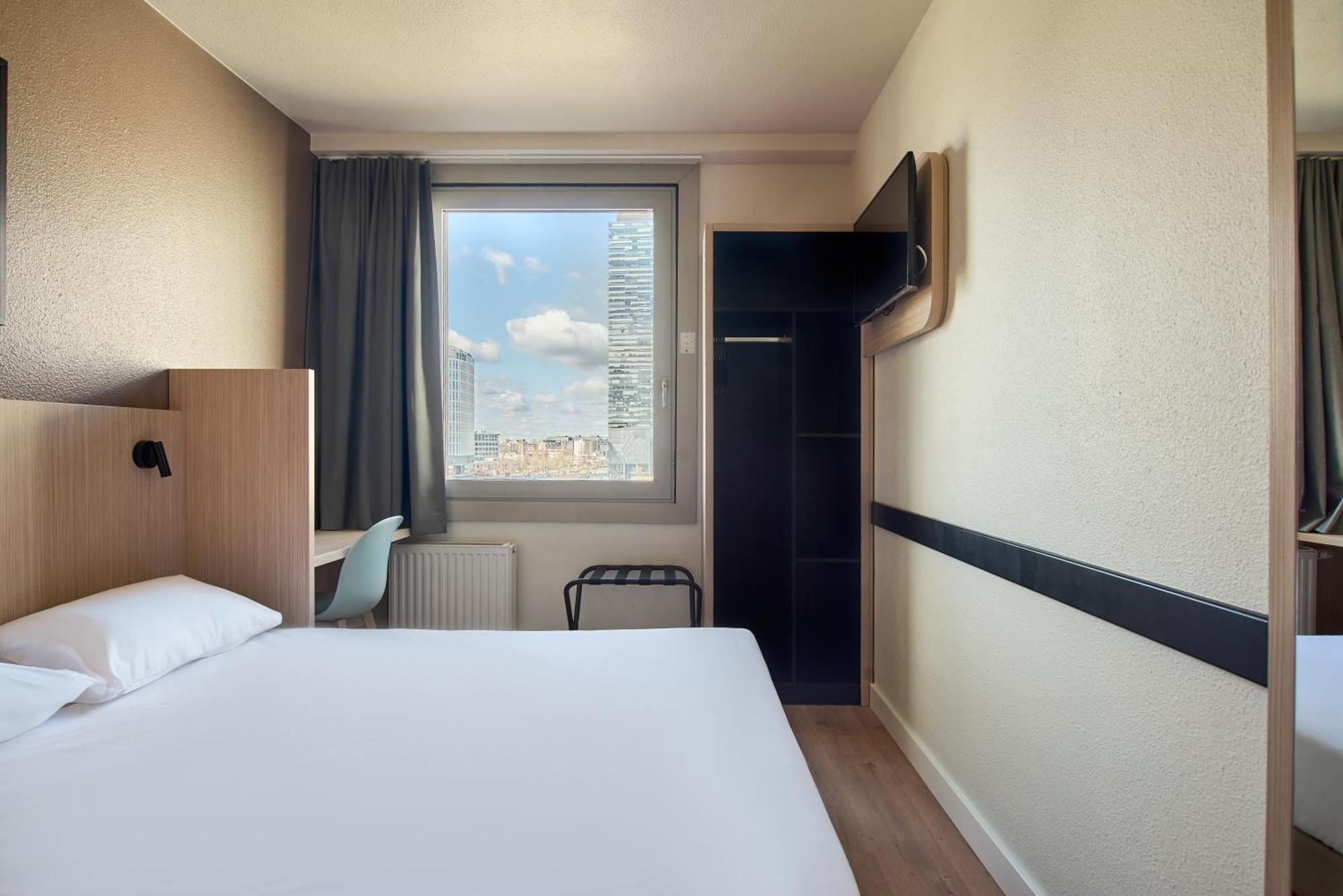 Standard Room 1 Queen Bed